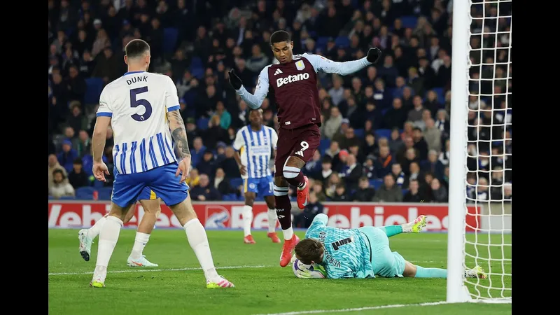 Cầu thủ Brighton vượt qua cầu thủ Aston Villa trong trận đấu Cầu thủ Brighton vượt qua cầu thủ Aston Villa trong trận đấu